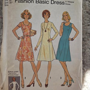Puede incluir: Patrón de costura Simplicity vintage 7026 para un vestido Fashion Basic, talla 16, contorno de busto 96,5 cm. El patrón presenta ilustraciones de tres estilos de vestidos diferentes. Incluye un gráfico adicional.