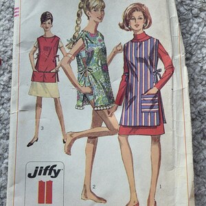 Puede incluir: Patrón de costura Simplicity vintage 7411, con ilustraciones de mujeres con delantales. El patrón incluye el texto "One Size", "Jiffy" y "easy cut easy sew". El precio está marcado como 60¢ en Canadá.
