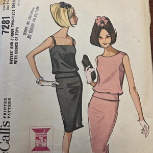 Könnte beinhalten: Vintage McCall's Schnittmuster 7281 für Damen- und Junior-Zweiteiler-Kleid mit Oberteilen zur Auswahl. Die Illustration zeigt zwei Frauen in schwarzen und rosa Kleidern. Das Muster enthält die Größen 9 und 11.