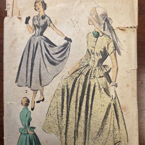 Könnte beinhalten: Vintage Schnittmuster mit dem Titel "ADVANCE 5499". Das Muster zeigt Illustrationen von Damenkleidern mit eng anliegenden Oberteilen und weiten Röcken. Die Mustergröße ist 15 mit einem Brustumfang von 84 cm.