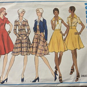 Op de afbeelding: Vintage Vogue's Basic Design naaipatroon met illustraties van vijf damesjurken. De jurken omvatten een rode jurk met een jasje, geruite jurken en gele jurken. Het patroon is gelabeld met het nummer 2823.