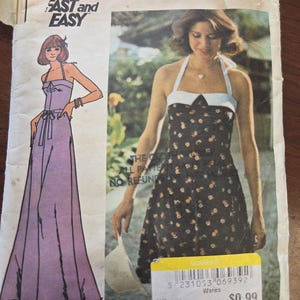 Könnte beinhalten: Vintage Butterick Schnittmuster mit einem Neckholder-Kleid mit Blumenmuster und einem langen Kleid. Das Muster enthält den Text "FAST and EASY". Das Preisschild zeigt "0,99$".