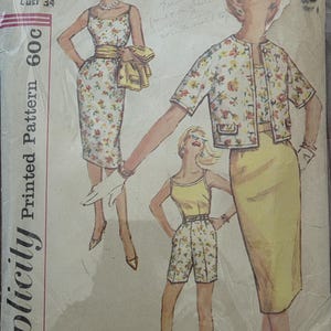 以下が含まれることがあります： ヴィンテージのSimplicityパターン。女性の服のイラストが特徴です。デザインには、花柄のドレス、ショートパンツセット、スカートスーツが含まれます。パターンは、ミスサイズ14、バスト86 cmとマークされ、60cの価格です。
