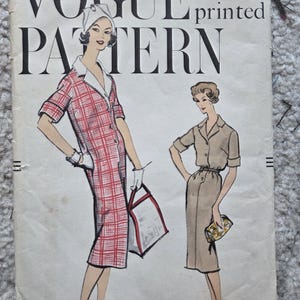 Peut inclure: Patron Vogue vintage avec illustrations de deux robes. L'une est à carreaux rouges et blancs, l'autre est de couleur beige uni. Le patron est de taille 16, avec un tour de poitrine de 91 cm et un tour de hanches de 97 cm.