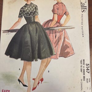 Puede incluir: Patrón de costura impreso McCall's vintage para vestido de Misses' & Junior, talla 14, contorno de busto 86 cm. La ilustración muestra a dos mujeres con vestidos. Un vestido es negro con un estampado floral blanco, el otro es a cuadros rojos y blancos.