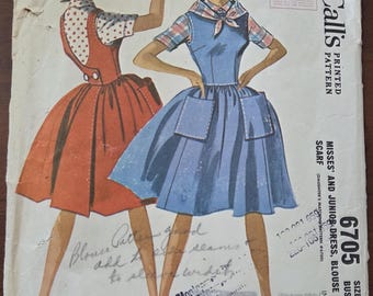 Vestido jersey abotonado McCall's 6705 para señoras, con bufanda cuadrada y blusa abotonada. Talla 14, busto 34". Patrón.