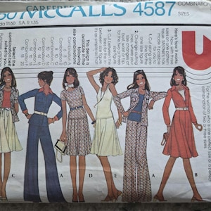 Puede incluir: Patrón de costura vintage de McCall's para camisa-chaqueta o camisa, top, falda y pantalón de mujer. El patrón presenta ilustraciones de varios conjuntos, incluyendo un mono vaquero, un traje pantalón estampado y un vestido rojo. El patrón incluye combinaciones de tallas.