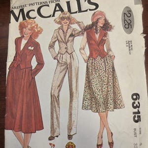 Pode incluir: Padrão de costura vintage da McCall's com ilustrações de ternos e vestidos femininos. O padrão inclui o texto "Annie too!" e o preço de $2,25. O número do padrão é 6315, com uma medida de busto de 81 cm.