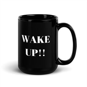 Può includere: Una tazza da caffè in ceramica nera con la scritta "WAKE UP!!" in bianco. La tazza ha un manico grande e una finitura lucida. Ideale per caffè, tè o qualsiasi altra bevanda.