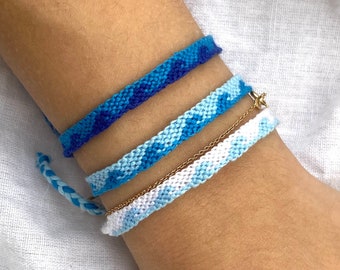 Pulsera de amistad tejida a mano con patrón de ondas en dos tonos azules accesorio anudado