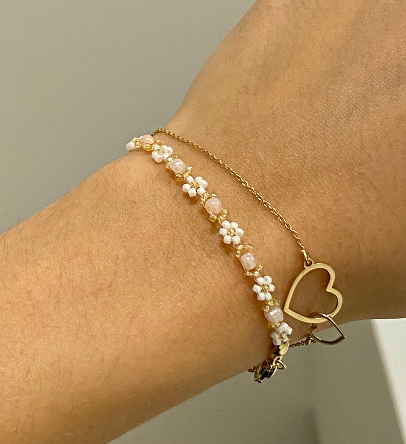 Zartes elegantes Perlenarmband in Pastellfarben mit kleinen goldenen Details e weißen Gänseblümchen-Blüten immagine 10