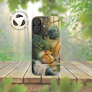 Op de afbeelding: Telefoonhoesje met een stilleven van brood, groenten en kruiden. Het ontwerp bevat een brood, een kool en potplanten. De hoes heeft een 100% biologisch afbreekbaar logo.