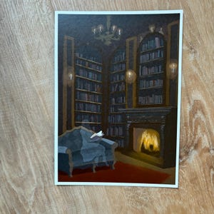 Impression d'art universitaire sombre | Lecture fantôme dans la bibliothèque | papier cartonné 5 x 7 | Fantaisie effrayante | Art gothique | Mythologie effrayante | Intérieur victorien