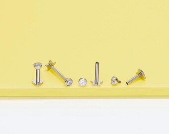 Pendiente de titanio de 16 g con bisel de circonita cúbica, forma de estrella o corazón, para cartílago, con gema en el bisel y rosca interna, para piercing de labio, hélix, trago o caracola, con parte trasera plana.
