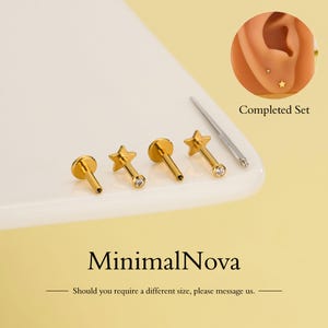 Puede incluir: Una taza de cerámica blanca con un asa negra y el texto "But First, Coffee" en negro, con una fuente de estilo manuscrito. La taza está sobre una superficie blanca.