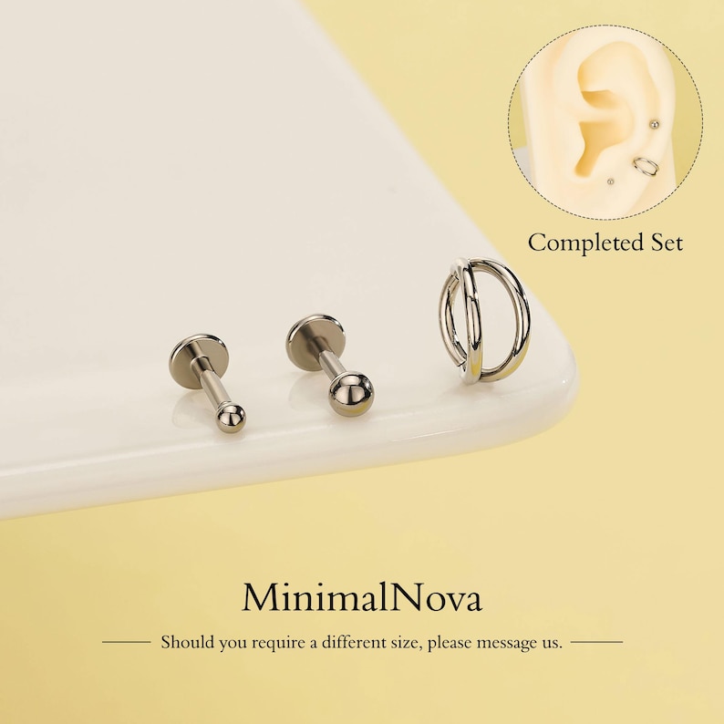 Pode incluir: Um conjunto de brincos prateados, incluindo dois brincos de costas planas com pontas de bola e um brinco de argola dupla. Um diagrama mostra os brincos na orelha. O texto "Completed Set" &eacute; vis&iacute;vel. O nome da marca "MinimalNova" tamb&eacute;m &eacute; exibido.