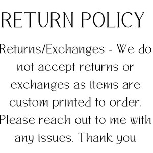 Pu&ograve; includere: Un cartello bianco con testo nero che recita: RETURN POLICY. Returns/Exchanges - We do not accept returns or exchanges as items are custom printed to order. Please reach out to me with any issues. Thank you. Il testo &egrave; centrato e in serif.