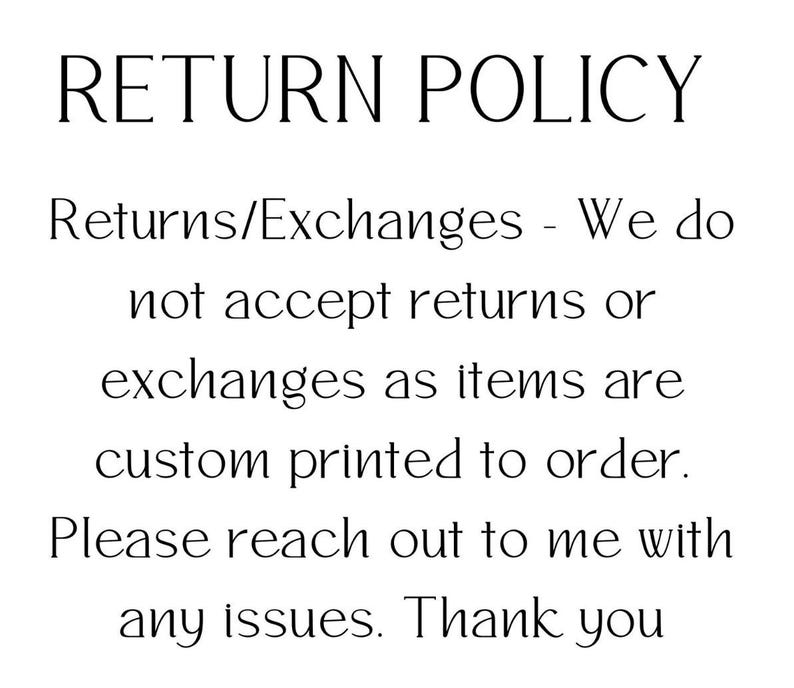 Pu&ograve; includere: Un cartello bianco con testo nero che recita: RETURN POLICY. Returns/Exchanges - We do not accept returns or exchanges as items are custom printed to order. Please reach out to me with any issues. Thank you. Il testo &egrave; centrato e in serif.