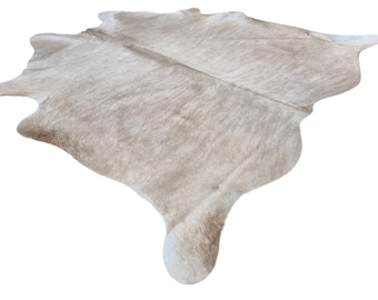 Mittelgroßer beige gesprenkelter Teppich aus echtem Rindsleder Rindslederteppich mit beigem, gesprenkeltem Muster