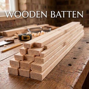 Könnte beinhalten: Eine weiße Keramik-Tasse mit schwarzem Henkel und dem Text "But First, Coffee" in schwarzer, handschriftlicher Schrift. Die Tasse steht auf einer weißen Oberfläche.