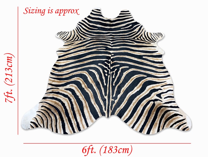 Pode incluir: Tapete com listras de zebra com listras pretas e bege. O tapete tem aproximadamente 213 cm de comprimento e 183 cm de largura. O tapete tem uma forma irregular, assemelhando-se a uma pele de zebra. O texto "Sizing is approx" &eacute; vis&iacute;vel.