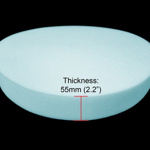 Könnte beinhalten: Ein runder, hellblauer Schaumstoff-Kuchen-Dummy mit einem Durchmesser von 14 cm und einer Dicke von 5,5 cm.