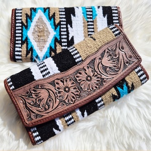 Monedero estilo boho - Diseño de tres pliegues - Lana estilo azteca y cuero genuino labrado