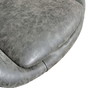 K&ouml;nnte beinhalten: Ein Set aus drei Keramikbechern mit gesprenkelter, matter Oberfl&auml;che. Jeder Becher hat eine andere Farbe: Hellblau, Creme und Grau. Die Becher haben ein schlichtes, modernes Design und einen bequemen Griff.