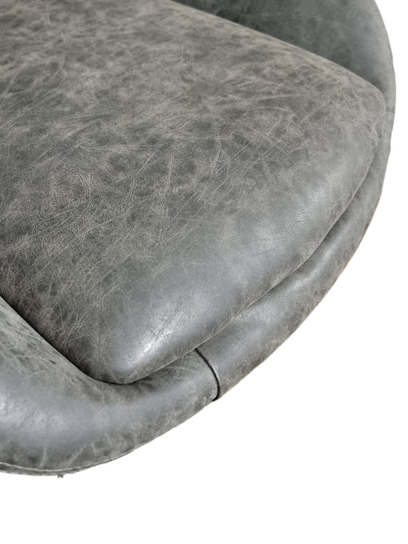 K&ouml;nnte beinhalten: Ein Set aus drei Keramikbechern mit gesprenkelter, matter Oberfl&auml;che. Jeder Becher hat eine andere Farbe: Hellblau, Creme und Grau. Die Becher haben ein schlichtes, modernes Design und einen bequemen Griff.