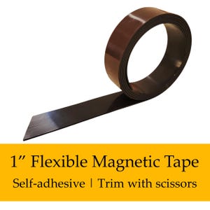 Op de afbeelding: Een rol van 2,5 cm flexibele magneetband, zelfklevend, met een donkerbruin magnetisch oppervlak. De tape is uitgerold met een afgesneden rand, en de tekst "1" Flexible Magnetic Tape" is zichtbaar.