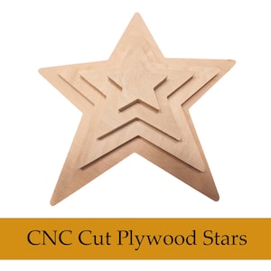 Peut inclure: Un ensemble d'étoiles en contreplaqué découpées par CNC de différentes tailles, imbriquées les unes dans les autres. Les étoiles sont en bois de couleur claire et sont disposées sur un fond blanc. Le texte "CNC Cut Plywood Stars" est affiché dans une bannière dorée en bas.