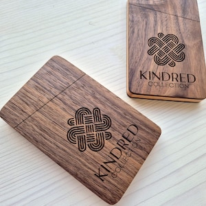 Portatarjetas de presentación de madera dura con logotipo grabado / hecho a medida: grabado con láser con el texto o logotipo de su elección. ¡El regalo perfecto!