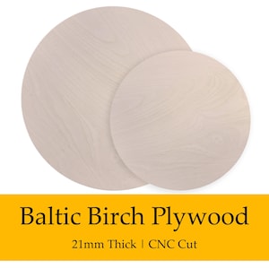 Könnte beinhalten: Zwei runde Platten aus baltischem Birkensperrholz. Die Platten sind hell gefärbt und weisen eine sichtbare Holzmaserung auf. Der Text auf dem Bild lautet "Baltic Birch Plywood" und "21mm Thick | CNC Cut".