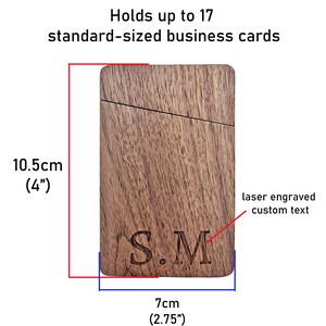 Lasergravierter / maßgeschneiderter Visitenkartenhalter aus Hartholz Lasergravur mit einem Text und einer Schriftart Ihrer Wahl Das perfekte Geschenk Bild 4