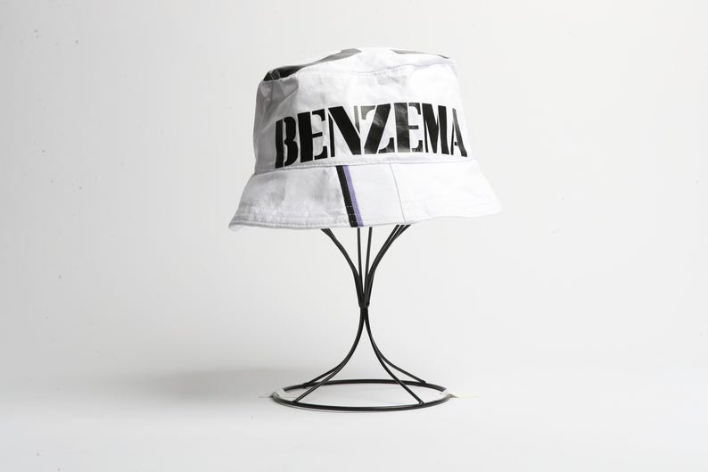 Real Madrid (Karim Benzema) 2022/23 Camiseta clásica de fútbol reciclada con sombrero tipo pescador imagen 3