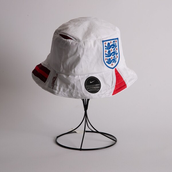 Bucket Hat Upcyclé – Fabriqué à Partir De Maillots De Football (Fulham Etc.) – Occasion Modifiée – UK