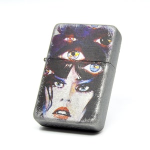 Flip Top-aansteker in een etui met Vampirella.