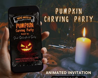 Może przedstawiać: Smartfon wyświetla zaproszenie na Halloween z motywem rzeźbionej dyni. Tekst brzmi "Pumpkin Carving Party" i "Animated Invitation". Widoczna jest zapalona świeca. Zaproszenie jest w 100% edytowalne w Canva.