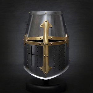 Casco de caballero medieval - Yelmo superior con cruz - Gran yelmo de cruzado en acero y latón - Yelmo de caballero para LARP, recreación histórica y cosplay
