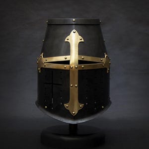 Casco superior con cruz - Casco de caballero medieval - Gran casco de cruzado en acero y latón - Casco de caballero para LARP, recreación histórica y cosplay