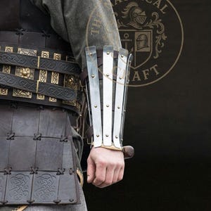 Brassards « Olegg le mercenaire » – Brassards médiévaux en acier – Armure avant-bras de GN – Cosplay Fantasy Warrior – Gantelets d'armure viking