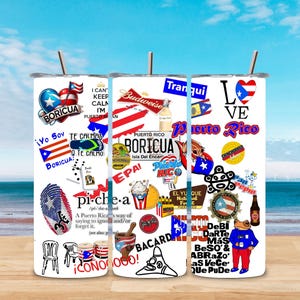 Può includere: Un bicchiere bianco con cannuccia, decorato con vari adesivi a tema portoricano. Gli adesivi includono bandiere, frasi come "Boricua" e "Puerto Rico" e altri simboli culturali. Il bicchiere è ambientato su uno sfondo di spiaggia.