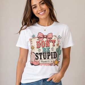 バカになるなクリスチャンTシャツ｜箴言12章1節｜面白い信仰Tシャツ｜ベラキャンバス3001