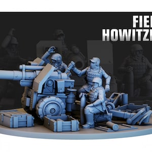 Puede incluir: Un modelo de plástico gris de un obús de campaña con cuatro figuras en equipo militar. El obús tiene un cañón, ruedas y una base. Las figuras sostienen armas y municiones. El texto "FIELD HOWITZER" está impreso en blanco sobre un fondo negro.
