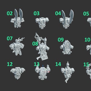 Op de afbeelding: Vijftien verschillende 3D-geprinte miniatuurmodellen van een robottorso met verschillende accessoires, waaronder vleugels, een schedel, een kroon en een vlam. De modellen zijn genummerd van 01 tot en met 15.