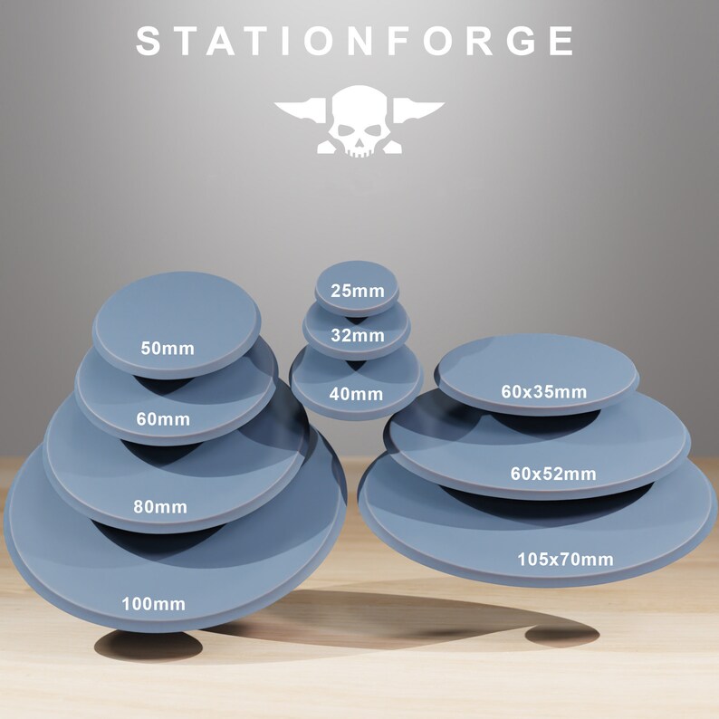 Peut inclure: Un ensemble de six socles ronds en plastique bleu pour figurines miniatures, allant de 25 mm &agrave; 100 mm de diam&egrave;tre. Les socles sont empil&eacute;s en deux groupes, les plus petits en haut. Les socles sont &eacute;tiquet&eacute;s avec leurs dimensions en millim&egrave;tres.