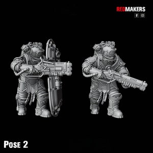 Puede incluir: Dos figuras en miniatura grises y detalladas de robots que llevan cascos y sostienen armas. Las figuras est&aacute;n en una postura din&aacute;mica, una con una pistola grande y la otra con una pistola m&aacute;s peque&ntilde;a. Las figuras est&aacute;n sobre un fondo negro. El texto "POSE 2" est&aacute; en la parte inferior de la imagen.