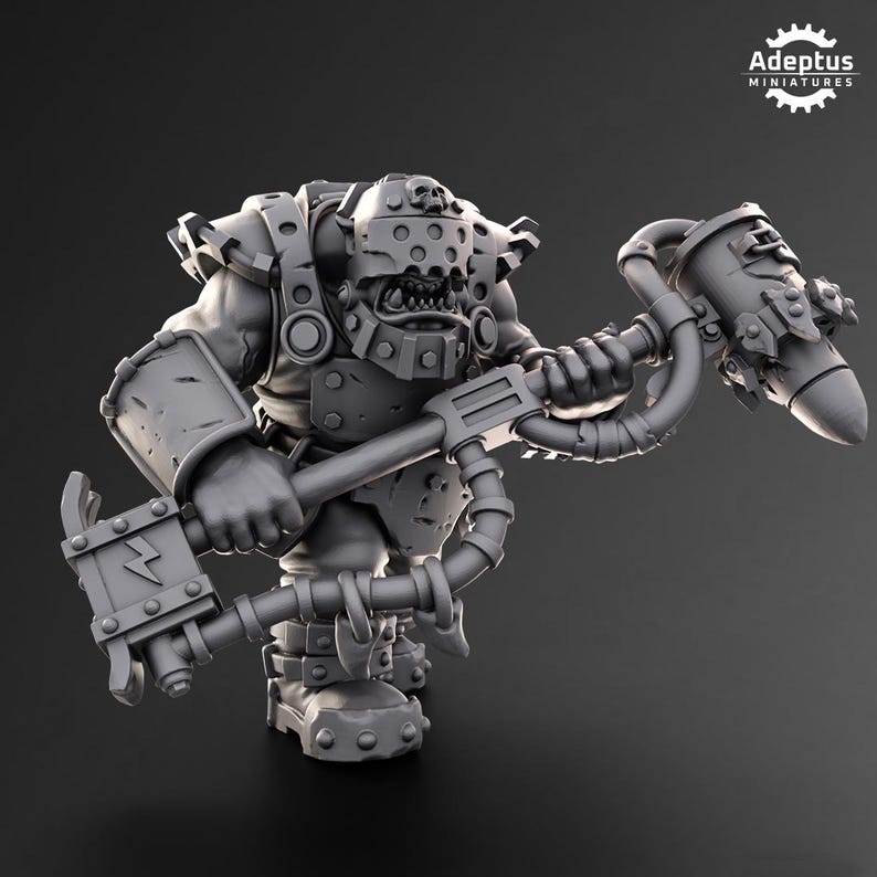 Puede incluir: Figura en miniatura gris de un personaje musculoso parecido a un orco, sosteniendo un gran martillo con un dise&ntilde;o de rayo. La figura lleva armadura y tiene una expresi&oacute;n amenazante. El logotipo de Adeptus Miniatures est&aacute; en la esquina superior derecha.