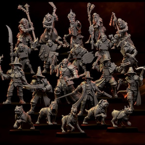 Puede incluir: Una colección de figuras en miniatura de color gris que representan varios personajes de fantasía, incluyendo guerreros con armadura, figuras encapuchadas con armas y varios perros gruñendo. Las figuras están en poses dinámicas con hachas, ballestas y bastones.