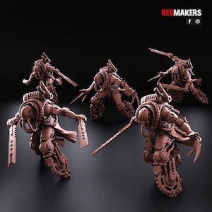 Pode incluir: Cinco figuras de robôs castanhos futuristas com designs mecânicos detalhados. Cada figura tem uma mochila, mãos em forma de garra e vários acessórios de armas. As figuras são posadas dinamicamente, sugerindo ação. O logotipo da Redmakers está no canto superior direito.